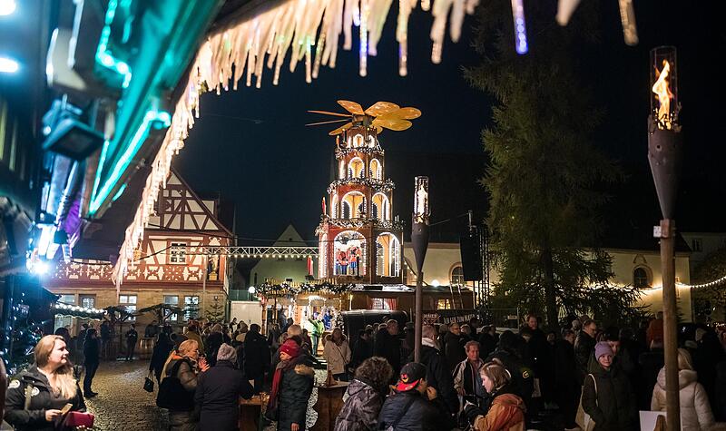 20 Buden gruppieren sich beim Forchheimer Weihnachtsmarkt in der Altstadt in der Sattlertorstraße.Forchheim & Fränkische Schweiz 20 Buden gruppieren sich beim Forchheimer Weihnachtsmarkt in der Altstadt in der Sattlertorstraße.Forchheim & Fränkische Schweiz