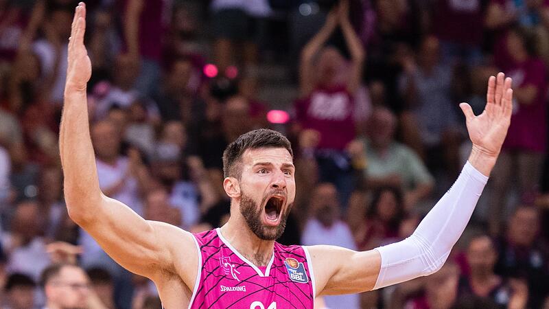 Der gebürtige Bayreuther Leon Kratzer verbrachte die vergangenen drei Spielzeiten bei den Telekom Baskets Bonn Der gebürtige Bayreuther Leon Kratzer verbrachte die vergangenen drei Spielzeiten bei den Telekom Baskets Bonn