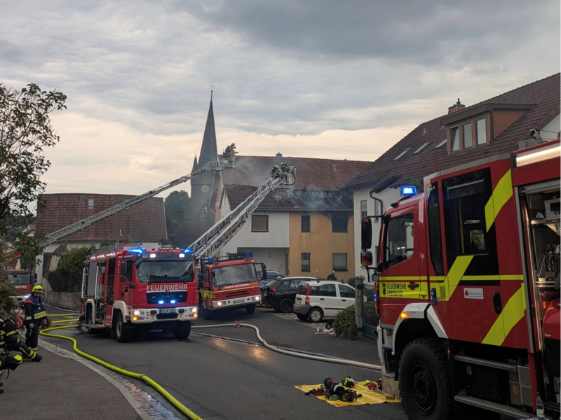 Feuerwehr Ahorn bei einem Hausbrand in Grub am Forst