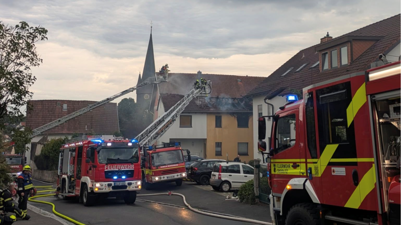 Feuerwehr Ahorn bei einem Hausbrand in Grub am Forst