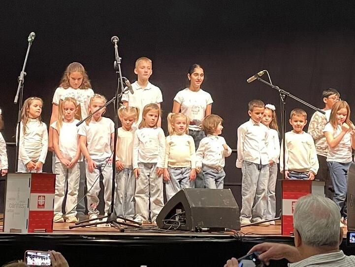 Der interkulturelle Kinderchor der Caritas präsentierte unter anderem das Lied „Hand in Hand“ und sang dieses in deutscher Sprache. Ein sehr gelungenes Beispiel für Integration.