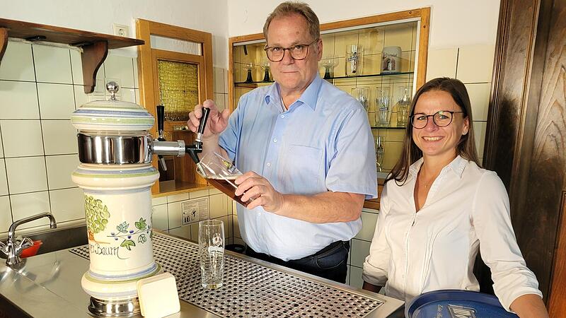 B&uuml;rgermeister Norbert Gro&szlig; und seine Frau Carolin er&ouml;ffnen die Gastst&auml;tte.