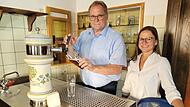 Bürgermeister Norbert Groß und seine Frau Carolin eröffnen die Gaststätte. Bürgermeister Norbert Groß und seine Frau Carolin eröffnen die Gaststätte.