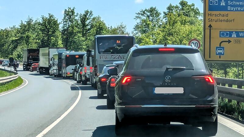Brücke auf B22 vor Strullendorf bei Bamberg Kurz nachdem die Vollsperrung auf der B505 aufgehoben worden war, hat es sich am Freitag, 9. Mai 2025, vor der Brücke auf der B22 bei Strullendorf gestaut. Danach wurde auch diese Strecke voll gesperrt.