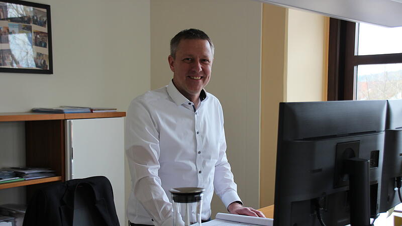 Marco Steiner in seinem B&uuml;ro im Rathaus von R&ouml;dental