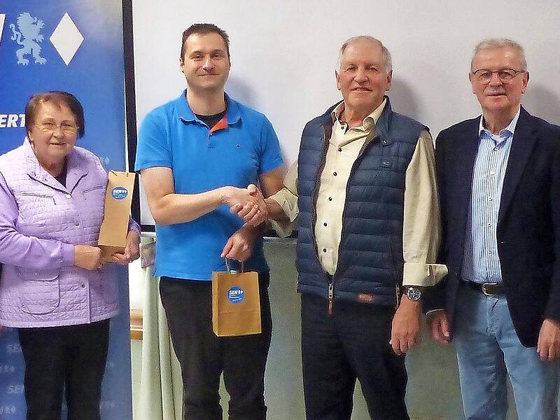 Das Bild zeigt (von links): Bezirksvorsitzenden Walter Gutmann, Seminarleiterin Rosi Hufnagel, Digitalberater Ronald Kaiser, den Ortsvorsitzenden der SEN-Union Manfred Manger, stellvertretenden Landrat Gotthard Schlereth sowie Matthias H&uuml;ttl.