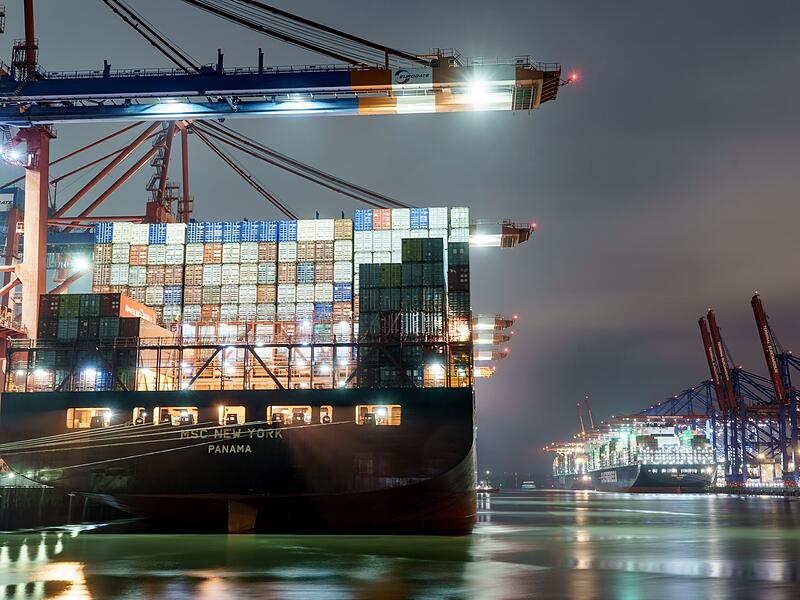 Containeraberfertigung im Hamburger Hafen Containeraberfertigung im Hamburger Hafen