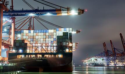 Containeraberfertigung im Hamburger Hafen