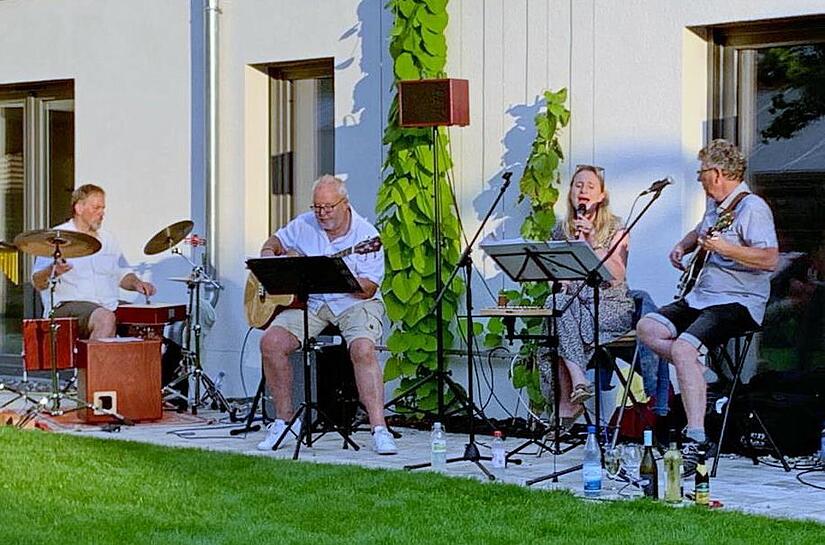 Stimmen sich schon mal für ihr Konzert am Viehmarkt ein: Die Bandmitglieder von „Little Noize“.