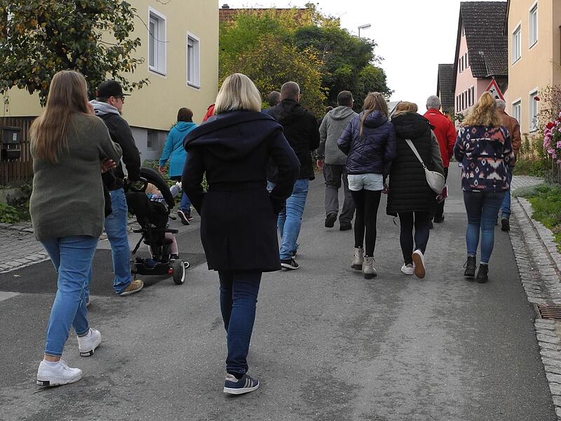 B&uuml;rgerbeteiligung zu Fu&szlig;: Interessierte informierten sich unl&auml;ngst dar&uuml;ber, welche Stra&szlig;en saniert werden sollen.