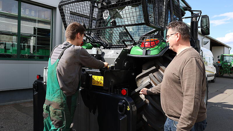 Verschiedene Generationen arbeiten bei Kotschenreuther Forst- und Landtechnik Handi n Hand zusammen: Tim Kotschenreuther und dessen Vater Eugen KotschenreutherKotschenreuther Fahrzeugbau
