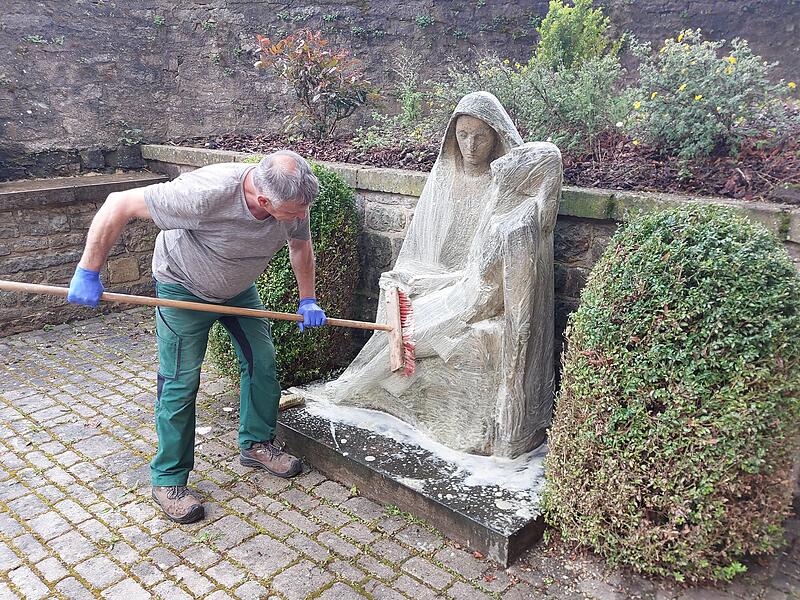 Gemeinsam haben die Gauaschacher das Kriegerdenkmal im Umfeld der alten Schule saniert. Auch die Reinigung der Piet&agrave; geh&ouml;rte dazu.