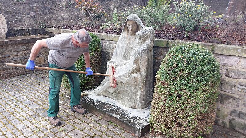 Gemeinsam haben die Gauaschacher das Kriegerdenkmal im Umfeld der alten Schule saniert. Auch die Reinigung der Pietà gehörte dazu. Gemeinsam haben die Gauaschacher das Kriegerdenkmal im Umfeld der alten Schule saniert. Auch die Reinigung der Pietà gehörte dazu.