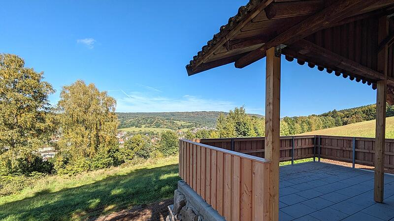 Die Schutzhütte Edelruh mit Blick über Bad Brückenau hat eine größere Terrasse bekommen. Die Schutzhütte Edelruh mit Blick über Bad Brückenau hat eine größere Terrasse bekommen.