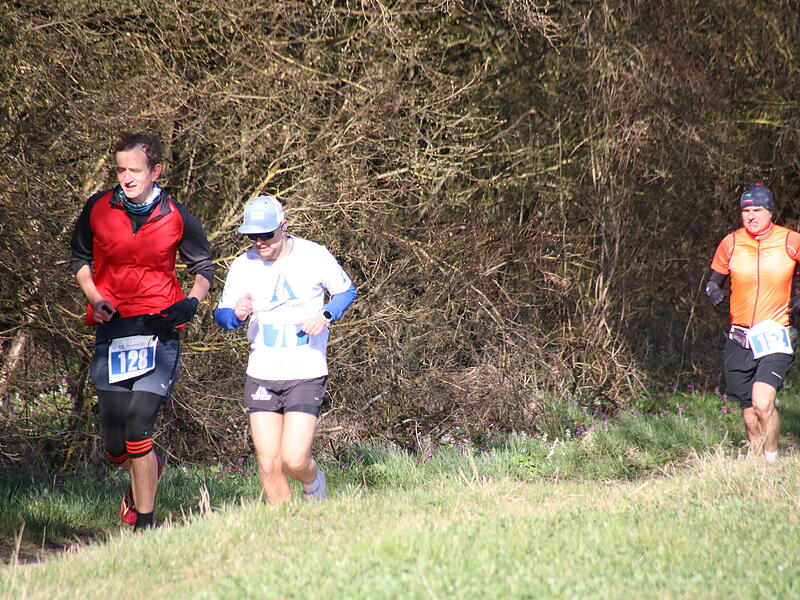 Strahlender Sonnenschein, aber nur niedrige Plusgrade erwartete die L&auml;ufer beim 19. Obermain-Marathon rund um Bad Staffelstein. Die Marathon-Strecke f&uuml;hrte wieder an den beiden Wahrzeichen der Kurstadt, dem Kloster Banz und der Basilika Vierzehnheiligen vorbei.