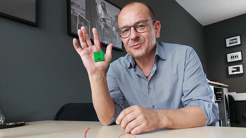 Dominik Nakic pr&auml;sentiert die neuen Sandkerwa-Festabzeichen, die wie im vergangenen Jahr am Abend Pflicht sein werden. Er ist seit Anfang des Jahres Gesch&auml;ftsf&uuml;hrer der Congress und Event Service GmbH Bamberg. Wie sein Vorg&auml;nger &uuml;bernimmt er damit...