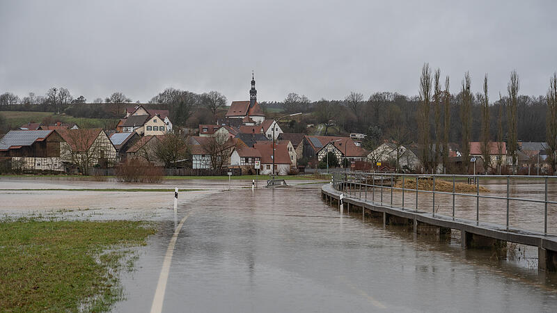 Die Itz bei Busendorf (Landkreis Bamberg) f&uuml;hrt aktuell starkes Hochwasser. Der Fluss ist teils massiv &uuml;ber die Ufer getreten und flutet angrenzende Stra&szlig;en und Felder.