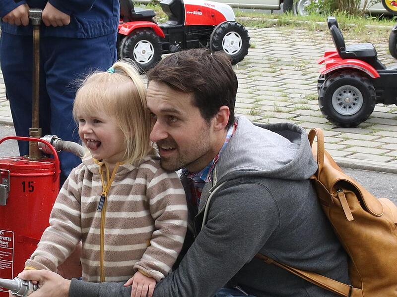Noch braucht die Zweieinhalbjährige  Linda Rosenkranz Unterstützung von ihrem Vater Sebastian beim Zielspritzen auf das Brandhaus der Jugendfeuerwehr Coburg.