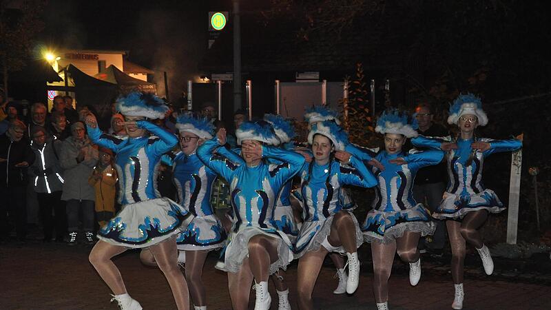 Beim Faschingsauftakt zeigte die Ermetzia-Garde ihr Können vor dem Rathaus.