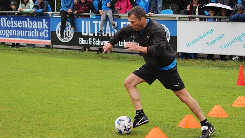 Lothar Matth&auml;us beim FC Herzogenaurach. Die Skills-Challenge mit den Kids des FCH gibt es in unserem Video.
