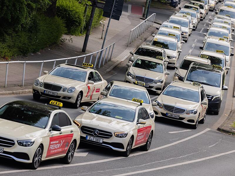 Taxifahrer demonstrieren gegen Mietwagenanbieter wie Uber Taxifahrer demonstrieren gegen Mietwagenanbieter wie Uber
