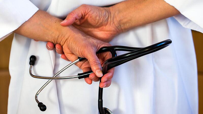 Die Terminfindung beim Facharzt ist schwierig geworden. Beispiel Kinderarzt - Probleme, obwohl fast ganz Franken rein rechnerisch überversorgt ist. Foto: Jens Büttner/dpa Die Terminfindung beim Facharzt ist schwierig geworden. Beispiel Kinderarzt - Probleme, obwohl fast ganz Franken rein rechnerisch überversorgt ist. Foto: Jens Büttner/dpa