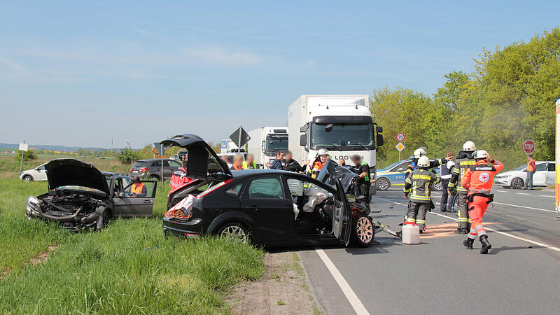 Im Wrack des Ford Focus (Mitte) wurde eine Frau eingeklemmt.