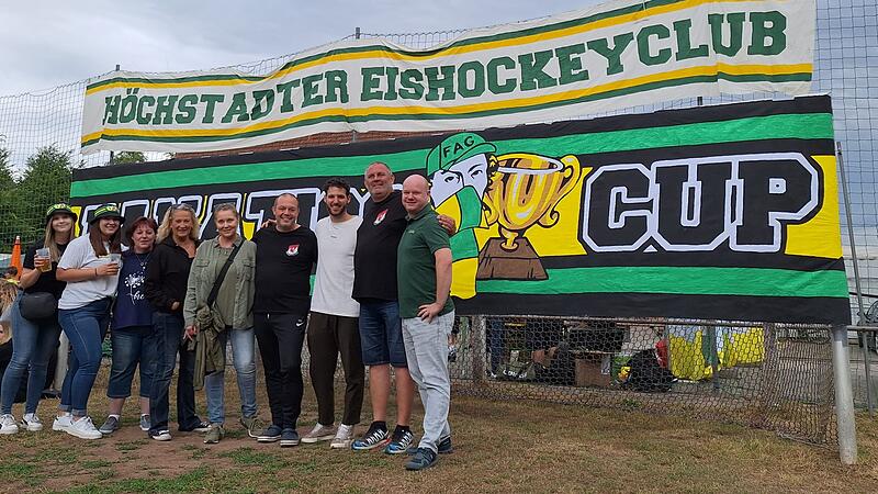 Hat schon einige Fans aus H&ouml;chstadt kennengelernt: Der Neu-Alligators Dennis Swinnen (wei&szlig;es T-Shirt).