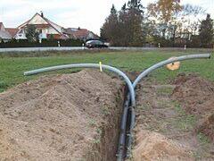 Bilder vom Bau (2012 und 2013) des heute sechs Kilometer langen W&auml;rmenetzes, das im Bioenergiedorf Willersdorf mittlerweile 99 Haushalte mit W&auml;rme versorgt.