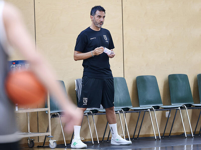 Konzentriert beobachtet Baskets-Trainer Jesus Ramirez das Trainingsgeschehen seiner neuen Mannschaft.