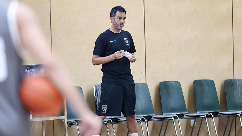Konzentriert beobachtet Baskets-Trainer Jesus Ramirez das Trainingsgeschehen seiner neuen Mannschaft. Konzentriert beobachtet Baskets-Trainer Jesus Ramirez das Trainingsgeschehen seiner neuen Mannschaft.