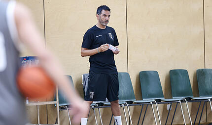 Konzentriert beobachtet Baskets-Trainer Jesus Ramirez das Trainingsgeschehen seiner neuen Mannschaft.