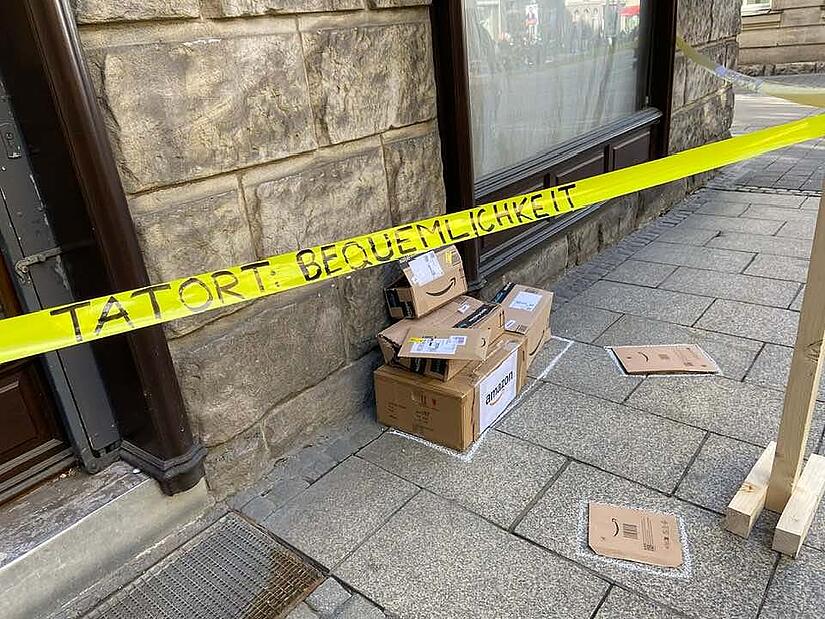 Aktion vor Leerstand in CoburgLeipziger Allerlei by os Aktion vor einem Leerstand im Coburger Steinweg: Auf dem Flatterband war zu lesen „Tatort Bequemlichkeit“ – und dahinter lagen zahlreiche Kartons, wie sie von Online-Versandhändlern verschickt werden.