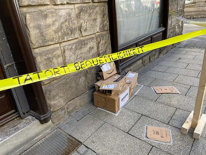 Aktion vor einem Leerstand im Coburger Steinweg: Auf dem Flatterband war zu lesen &bdquo;Tatort Bequemlichkeit&ldquo; &ndash; und dahinter lagen zahlreiche Kartons, wie sie von Online-Versandh&auml;ndlern verschickt werden.
