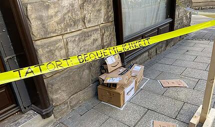 Aktion vor einem Leerstand im Coburger Steinweg: Auf dem Flatterband war zu lesen &bdquo;Tatort Bequemlichkeit&ldquo; &ndash; und dahinter lagen zahlreiche Kartons, wie sie von Online-Versandh&auml;ndlern verschickt werden.