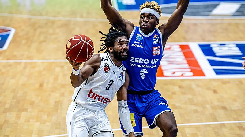 Bambergs Aufbauspieler Malik Johnson (links) wird sich gegen Oldenburg auf eine härtere Defensive einstellen müssen als in Weißenfels (hier gegen Ralph Hounnou).
