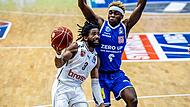 Bambergs Aufbauspieler Malik Johnson (links) wird sich gegen Oldenburg auf eine härtere Defensive einstellen müssen als in Weißenfels (hier gegen Ralph Hounnou).