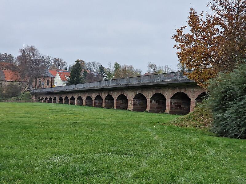 Sanierungsbedürftig ist die Saaleflutbrücke zwischen Kleinbrach und Hausen. Sanierungsbedürftig ist die Saaleflutbrücke zwischen Kleinbrach und Hausen.