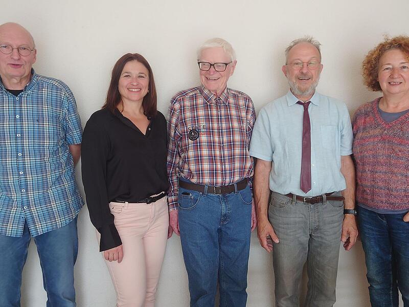 Gratulation zum runden Geburtstag: (von links) Männerchorsprecher Hartmut Großmann, Chorleiterin Ganna Kravchenko, Jubilar Horst Hippler, 1. Vorsitzender Dr. Ulrich Martens und 2. Vorsitzende Margot Heilmann. Gratulation zum runden Geburtstag: (von links) Männerchorsprecher Hartmut Großmann, Chorleiterin Ganna Kravchenko, Jubilar Horst Hippler, 1. Vorsitzender Dr. Ulrich Martens und 2. Vorsitzende Margot Heilmann.
