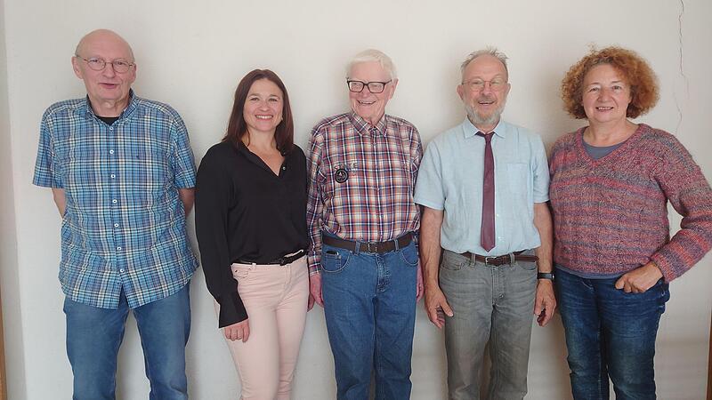 Gratulation zum runden Geburtstag: (von links) M&auml;nnerchorsprecher Hartmut Gro&szlig;mann, Chorleiterin Ganna Kravchenko, Jubilar Horst Hippler, 1. Vorsitzender Dr. Ulrich Martens und 2. Vorsitzende Margot Heilmann.