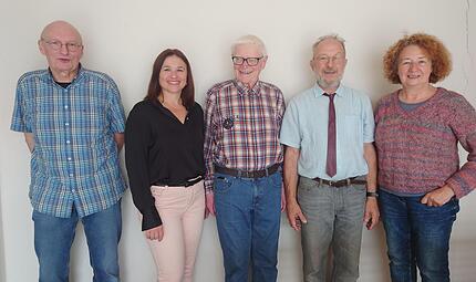 Gratulation zum runden Geburtstag: (von links) M&auml;nnerchorsprecher Hartmut Gro&szlig;mann, Chorleiterin Ganna Kravchenko, Jubilar Horst Hippler, 1. Vorsitzender Dr. Ulrich Martens und 2. Vorsitzende Margot Heilmann.