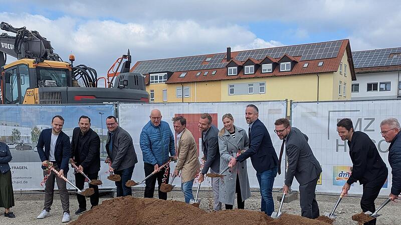 Symbolischer Spatenstich f&uuml;r das neue Fachmarktzentrum Hirschaid mit Vertretern der FIM Unternehmensgruppe und Mitgliedern des Hirschaider Marktgemeinderats mit B&uuml;rgermeister Klaus Hohmann.