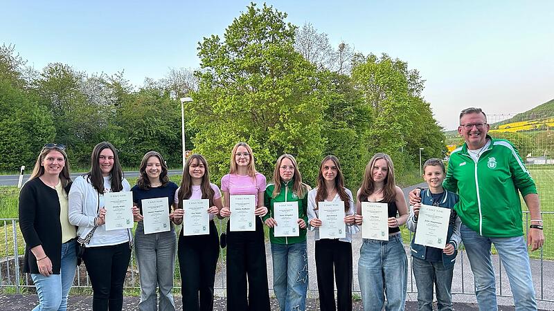 Ehrungen bei der EU-KA-GE: (von links) Jasmin Erhard, Emilia Röder, Hanna Huppmann, Eva Wieber, Samira Hallhuber, Marie Klingspies, Jule Zirwick, Lina Betz, Felix Huppmann und Dieter Diez. Ehrungen bei der EU-KA-GE: (von links) Jasmin Erhard, Emilia Röder, Hanna Huppmann, Eva Wieber, Samira Hallhuber, Marie Klingspies, Jule Zirwick, Lina Betz, Felix Huppmann und Dieter Diez.