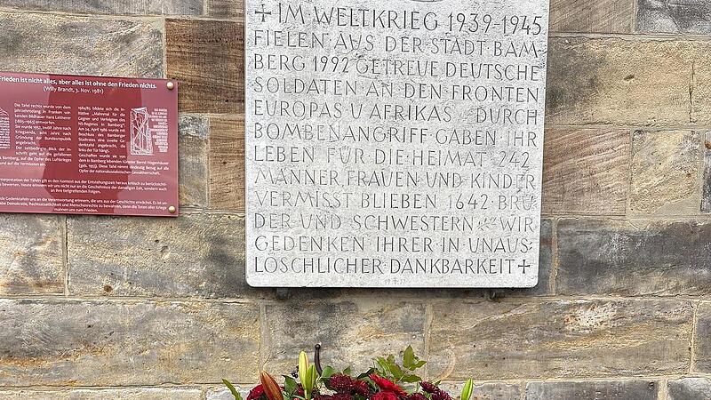 Die neue Gedenktafel verdeutlicht den historischen Zusammenhang der bisherigen Tafeln. Die neue Gestaltung soll zu einer kritischen Auseinandersetzung mit den Relikten des NS-Regimes im öffentlichen Raum anregen.