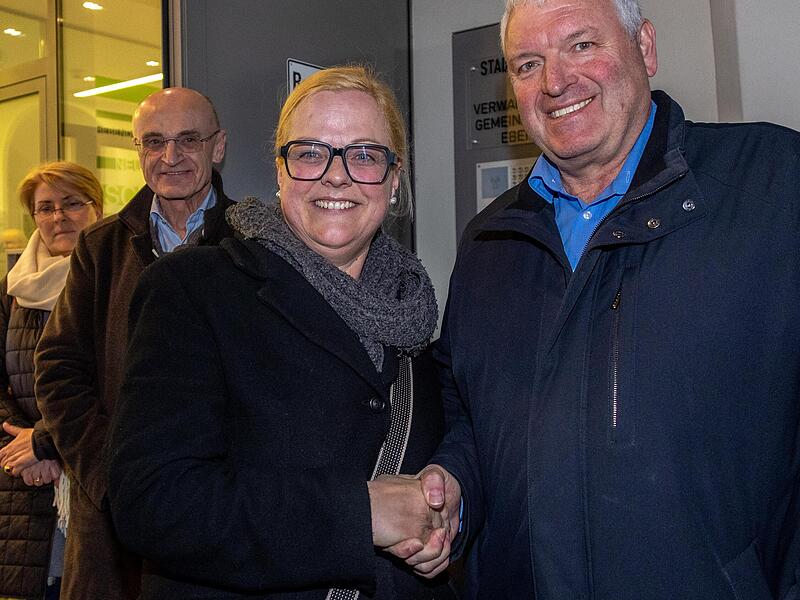 Glückwunsch für die Nachfolgerin: Jürgen Hennemann (rechts) gratuliert Isabell Zimmer, im Hintergrund Larissa und Wilhelm Schneider. Glückwunsch für die Nachfolgerin: Jürgen Hennemann (rechts) gratuliert Isabell Zimmer, im Hintergrund Larissa und Wilhelm Schneider.