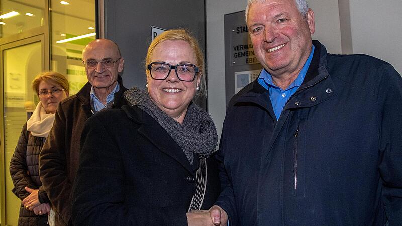 Gl&uuml;ckwunsch f&uuml;r die Nachfolgerin: J&uuml;rgen Hennemann (rechts) gratuliert Isabell Zimmer, im Hintergrund Larissa und Wilhelm Schneider.