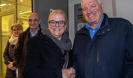 Glückwunsch für die Nachfolgerin: Jürgen Hennemann (rechts) gratuliert Isabell Zimmer, im Hintergrund Larissa und Wilhelm Schneider. Glückwunsch für die Nachfolgerin: Jürgen Hennemann (rechts) gratuliert Isabell Zimmer, im Hintergrund Larissa und Wilhelm Schneider.