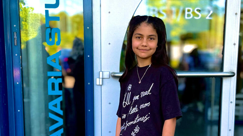 Evangelia Anastasiadis aus Adelsdorf vor den Studios in K&ouml;ln-Bocklem&uuml;nd.