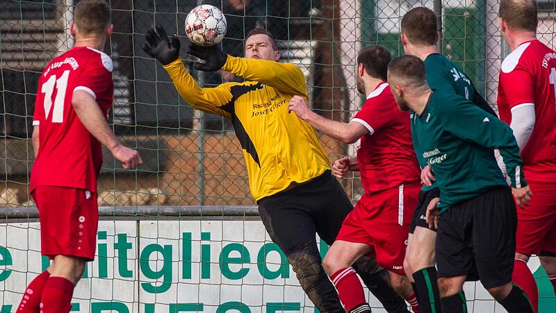 Friesens Keeper Leon Wolf hielt am vergangenen Wochenende seinen Kasten gegen den TSV Ludwigsstadt sauber. Hier lenkt er mit einer Blitzreaktion einen Ludwigsstadter Kopfball aus n&auml;chster Distanz &uuml;ber die Latte.