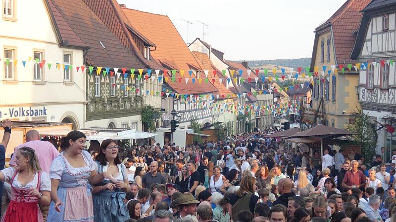 Hei&szlig; her geht es beim Zeiler Weinfest, hier ein Bild aus fr&uuml;heren Jahren. Laut Wettervorhersage d&uuml;rfte diesmal mit k&uuml;hleren Temperaturen zu rechnen sein.